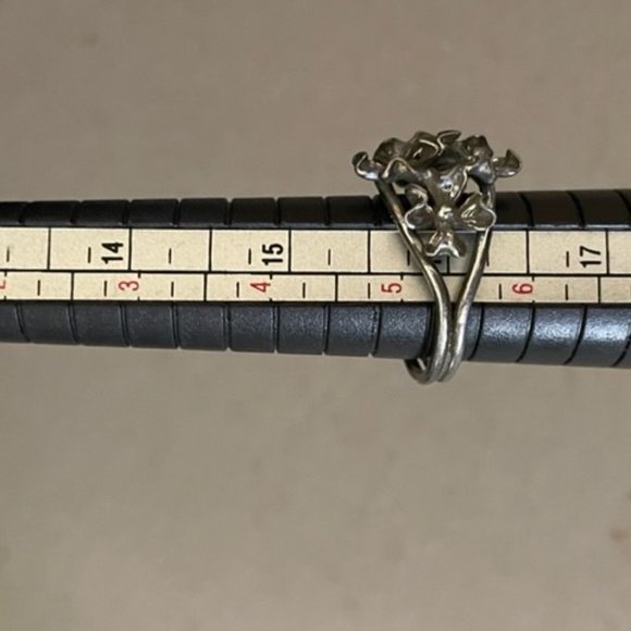 Antique Unique Open Flowers Adjustable Unmarked Silver Ring sits at a 5.5 - Picture 4 of 10